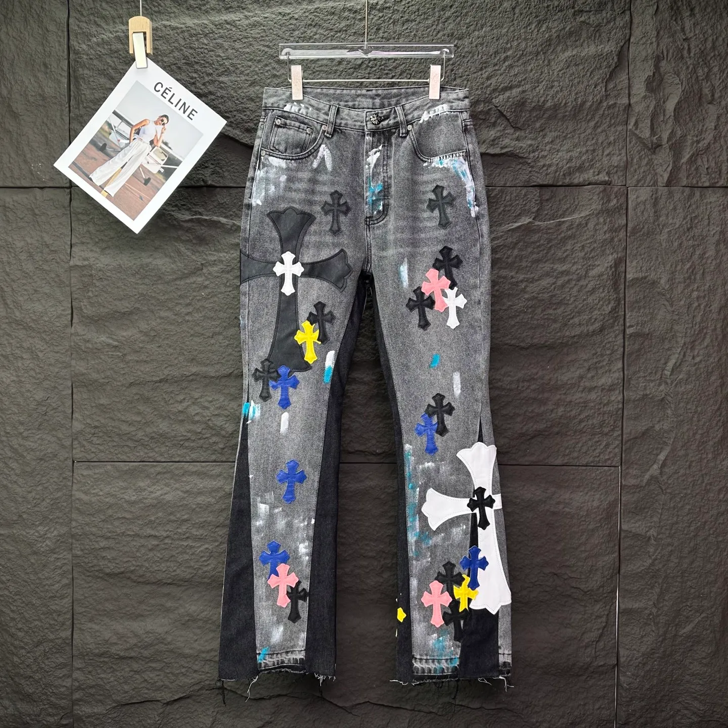 P350 GALLERY DEPT. & Croixin co-branded 2025 new Cow King patchwork hand-painted colorful cross patchwork leather couple style bootcut jeans 🔥High version🔥High version🔥 Top ceiling quality Styles with different washed textures are very friendly to people with thin legs and thick legs. The bootcut version is very flattering. Moderate length that never goes out of style, easy to match with casually, basic styling for various styles, a must-have in the wardrobe! The fabric is stiff but also makes the upper body soft without losing texture. The washing process is even more perfect. It is a must-have item for everyone! ! ! Washed wheat, tag, trouser label, three labels complete Color: washed black Size: 28, 30, 32, 34, 36 (five sizes)